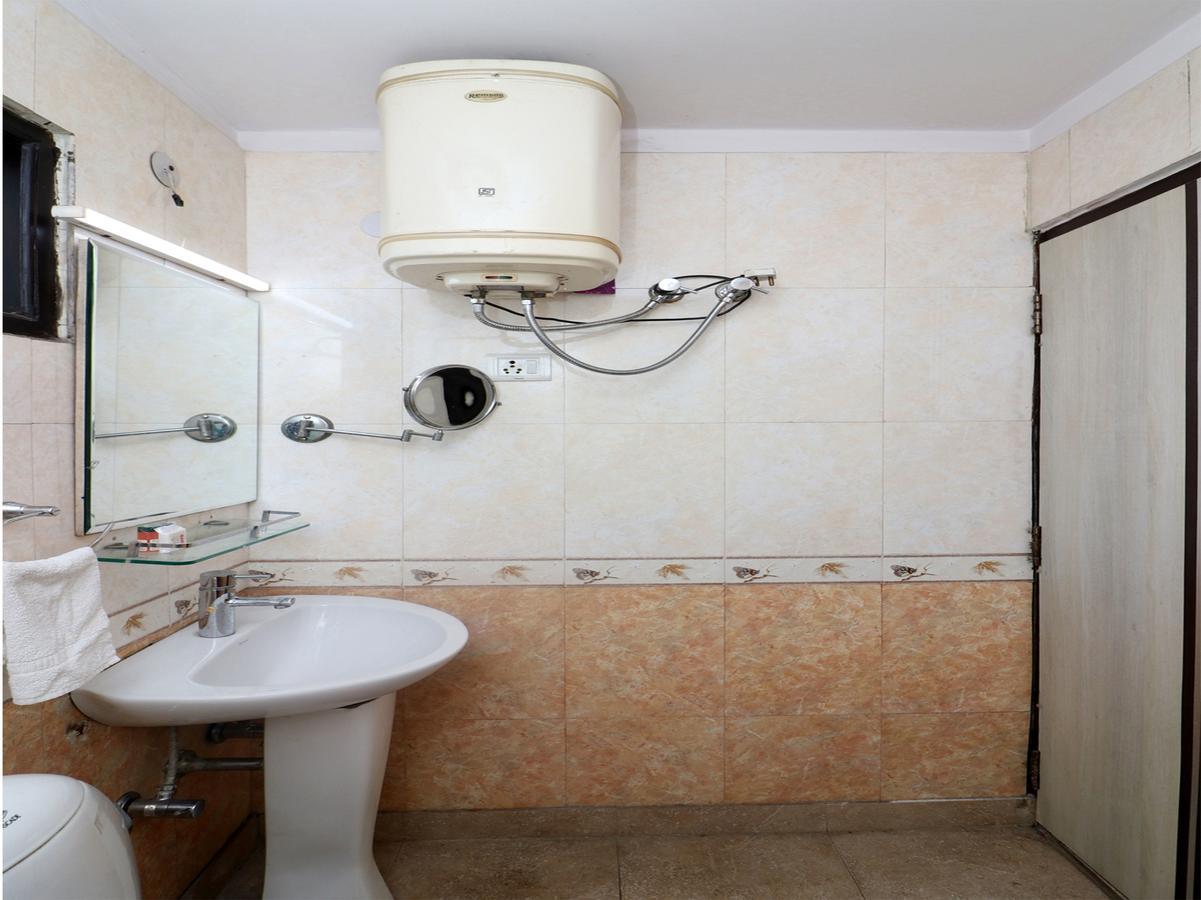 Oyo 13451 Star Corporate Avenue Hotel Ню Делхи Екстериор снимка