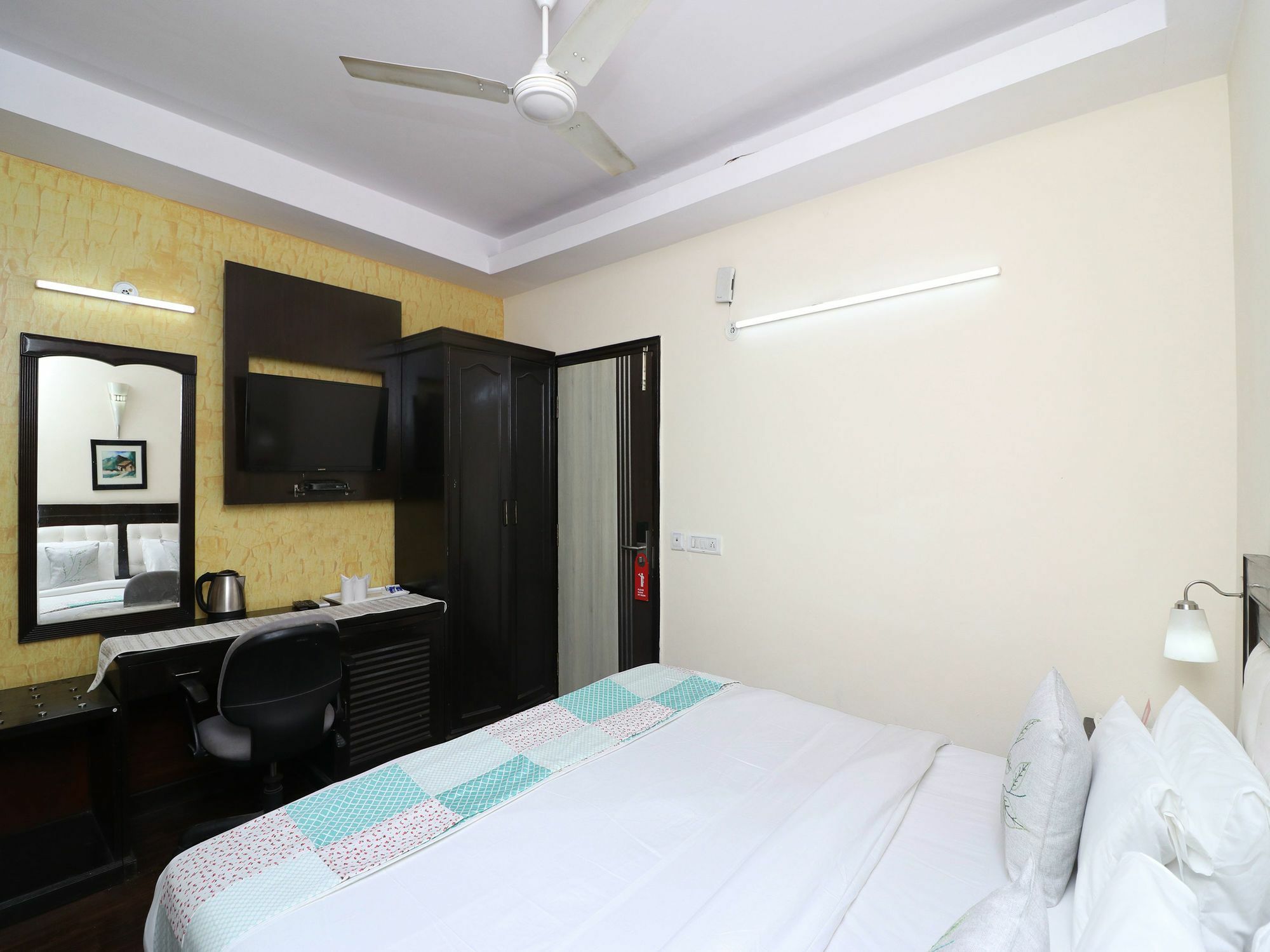 Oyo 13451 Star Corporate Avenue Hotel Ню Делхи Екстериор снимка