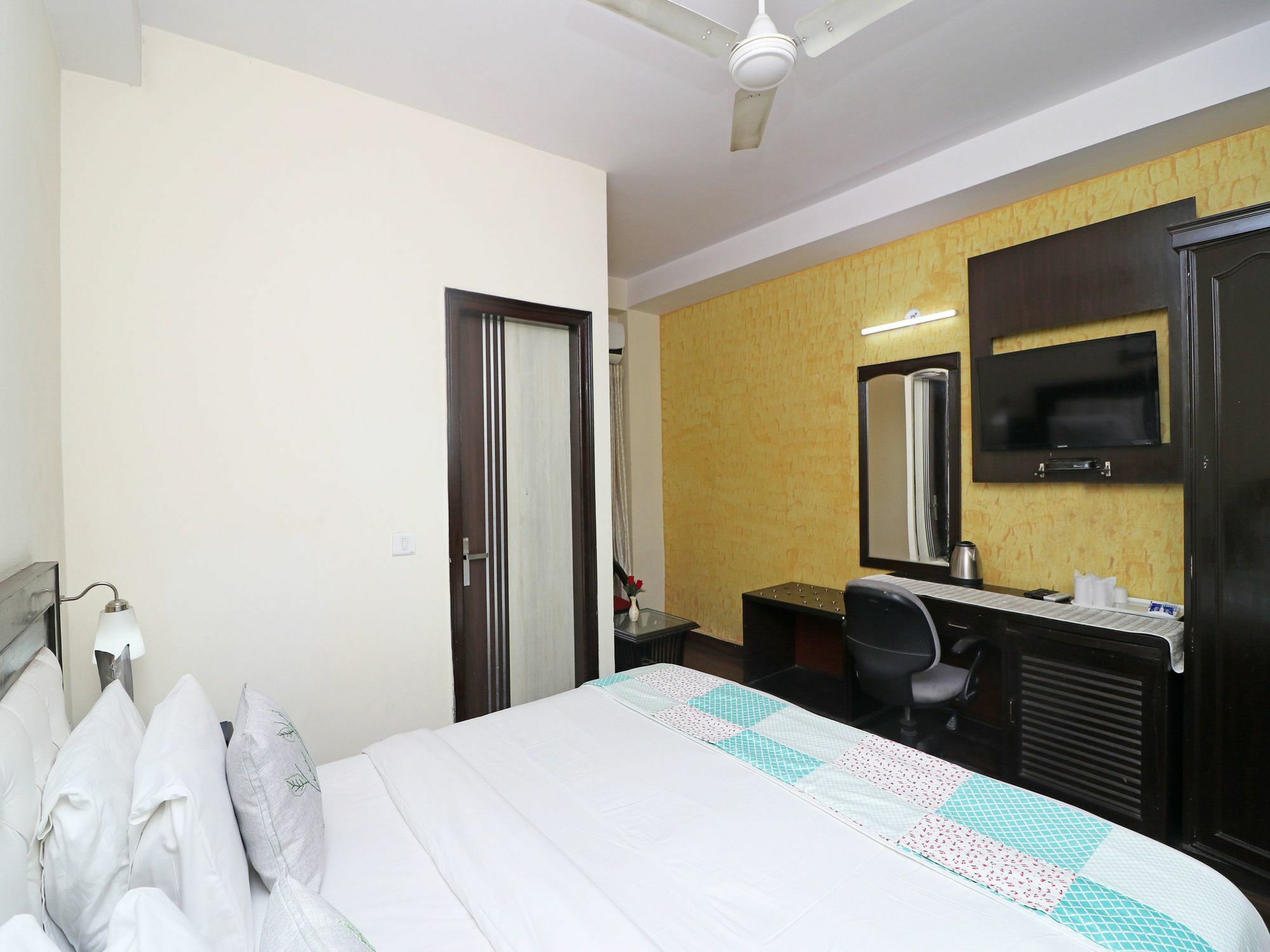 Oyo 13451 Star Corporate Avenue Hotel Ню Делхи Екстериор снимка