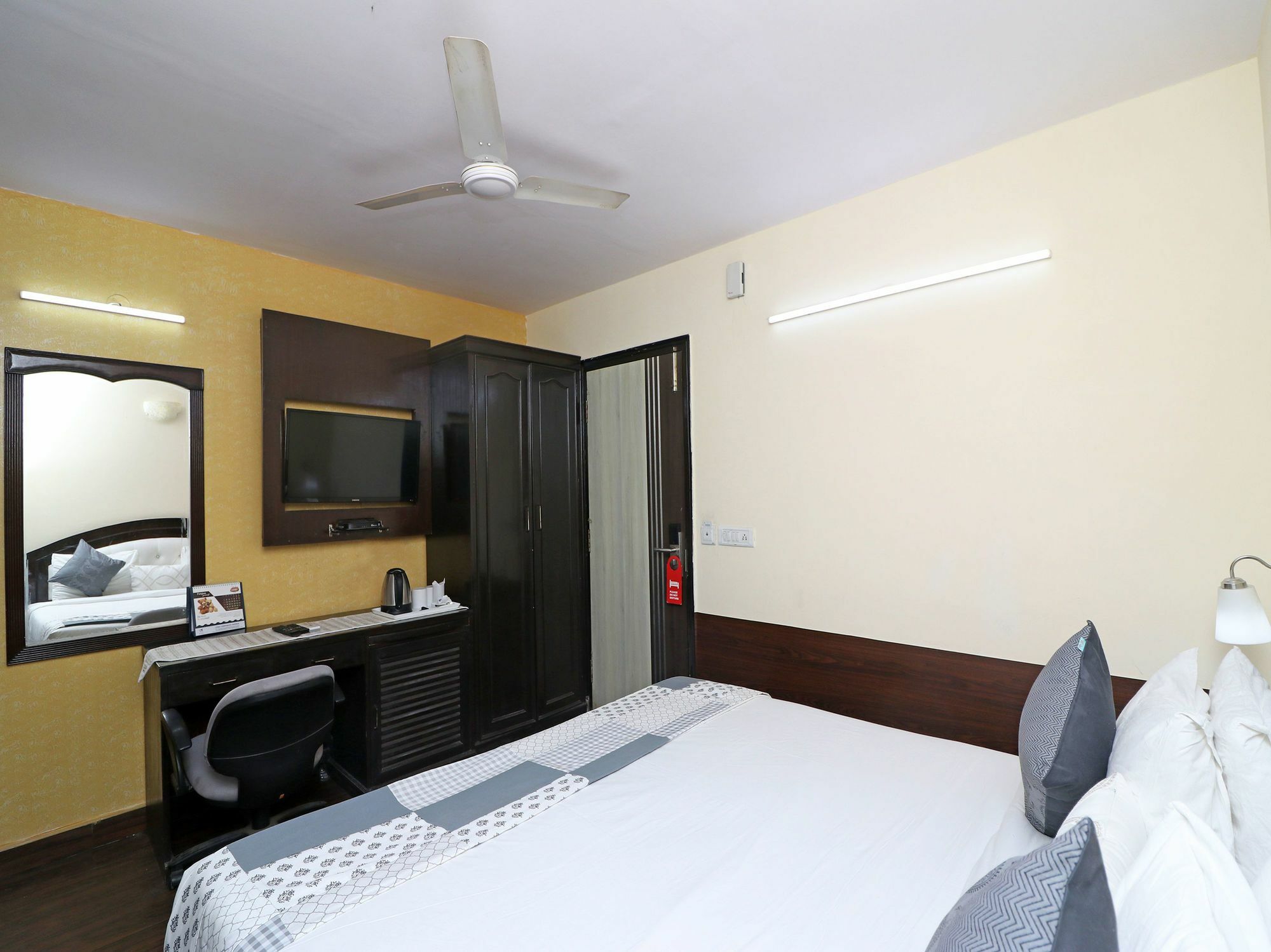 Oyo 13451 Star Corporate Avenue Hotel Ню Делхи Екстериор снимка