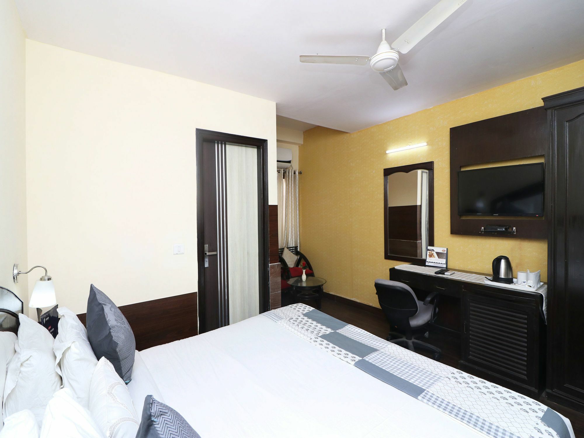 Oyo 13451 Star Corporate Avenue Hotel Ню Делхи Екстериор снимка